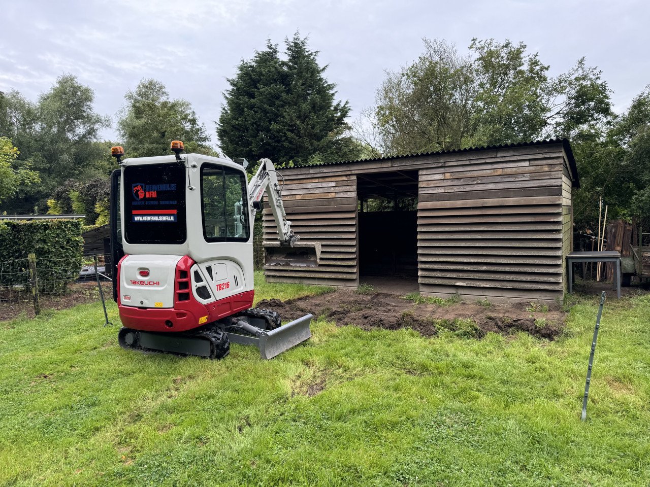 Graafwerk | Tuin afgraven | minigraver met machinist