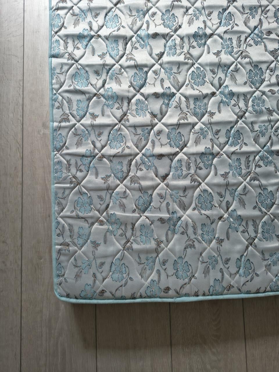 Degelijk ledikant matras, matrasje 60 x 120 cm. Loungeset.