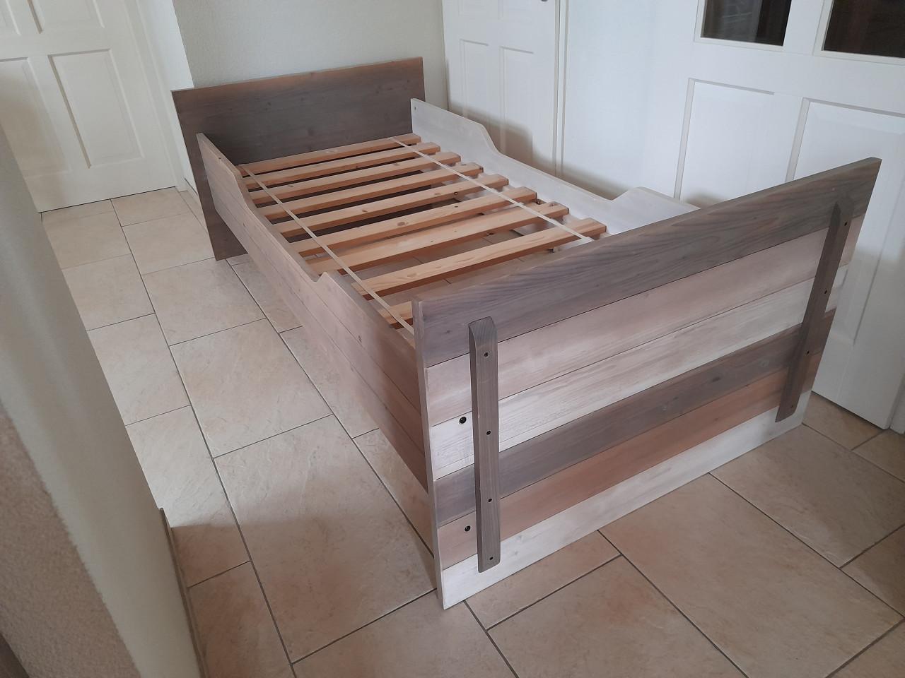 Houten bed 90 x 200 ( in goede staat )