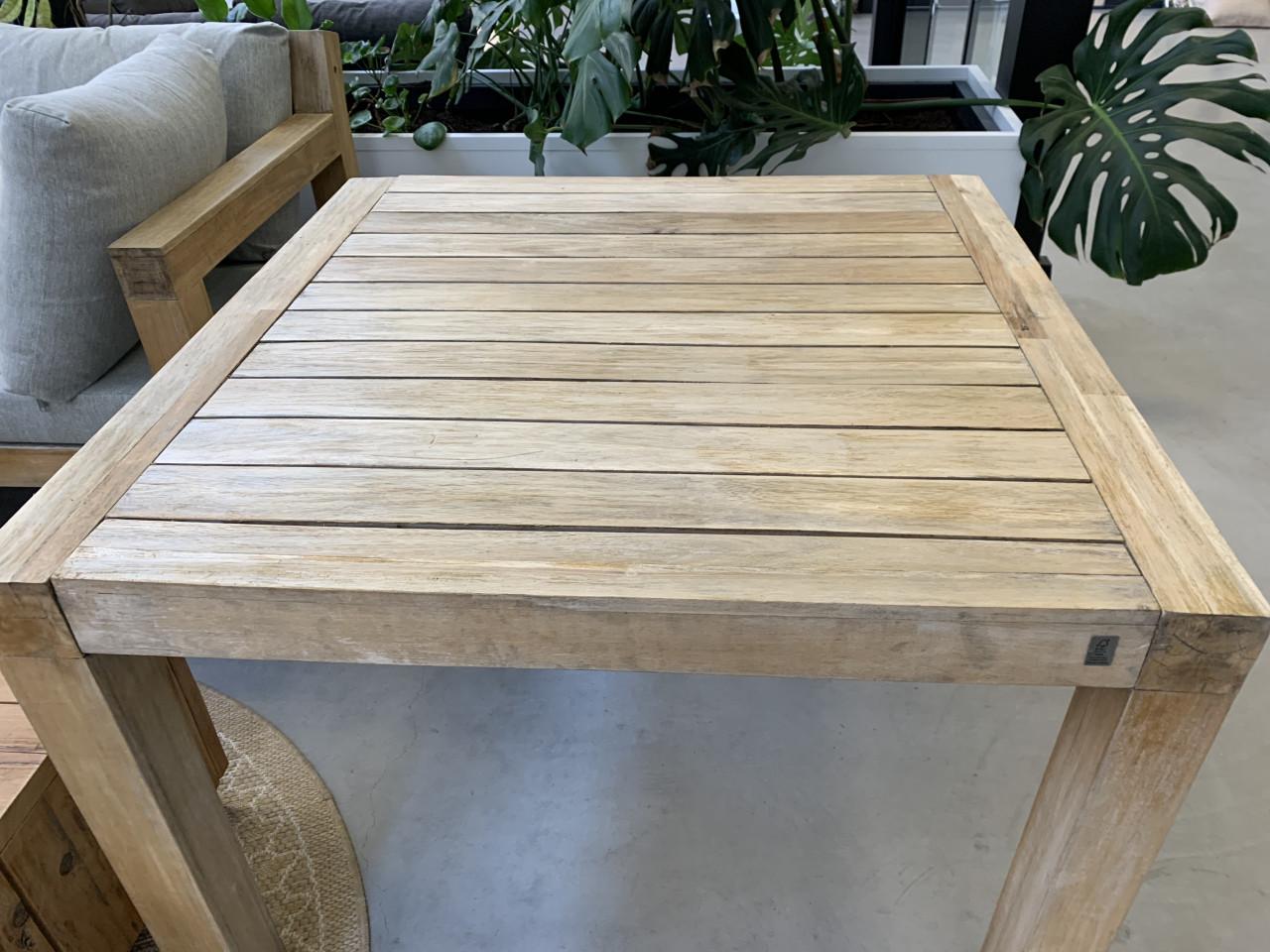 Hardhouten loungeset, met kussens en 2 tafels.