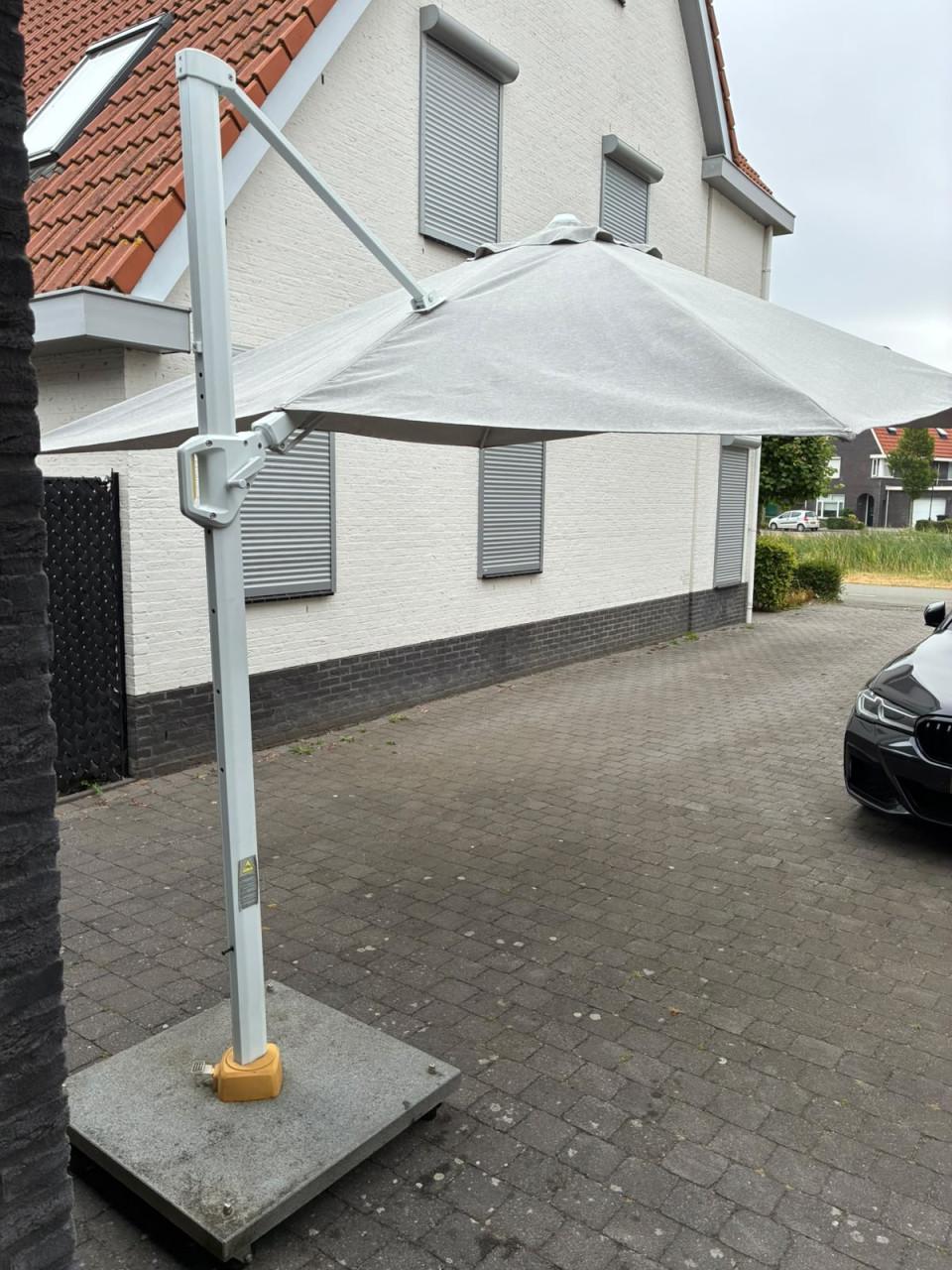 Lichtgrijze parasol 3x3 m Platinum casual living van Challenger z.g.a.n.