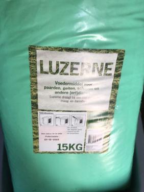 Luzerne zak geopend klein beetje uit