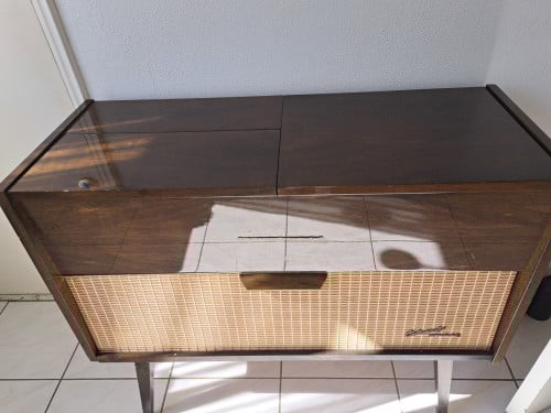 Vintage radio en platenspeler