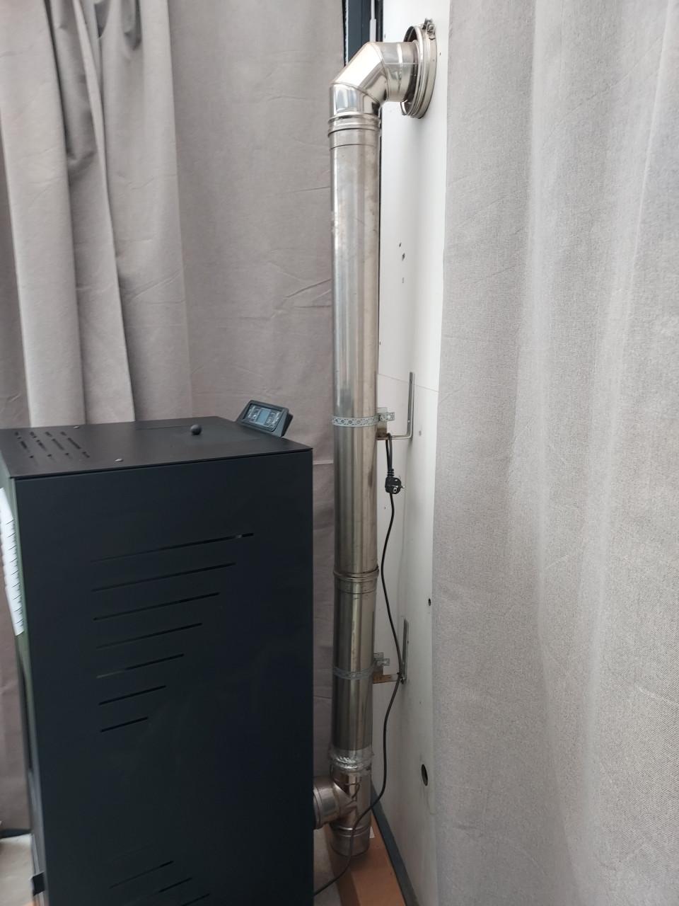 Pellet kachel met rookkanaal en pellets te koop.