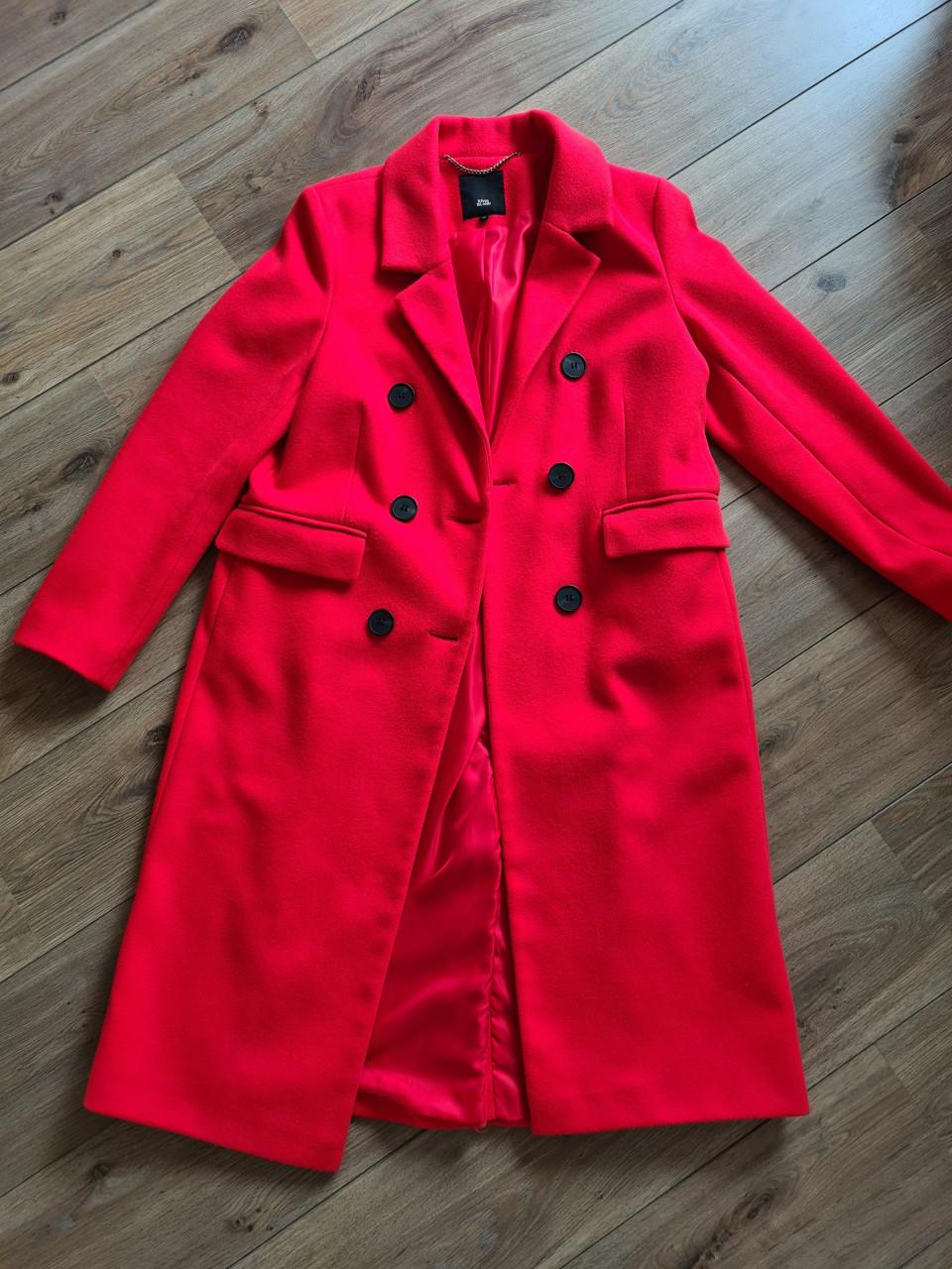 Mooie lange rode jas van River Island met een klassieke dubbele rij knopen