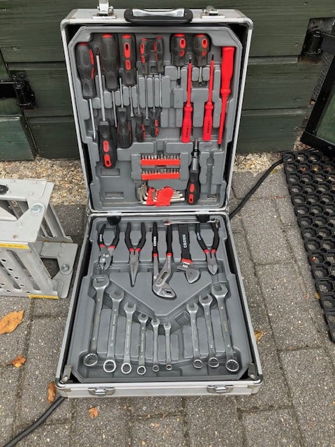 Oprijplaten en nieuwe gereedschapskoffer Crown