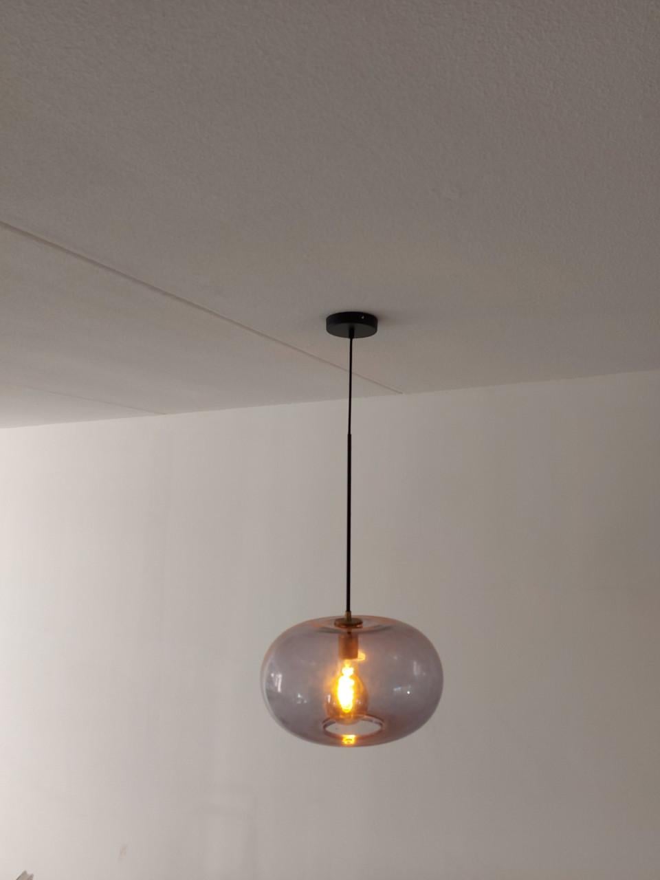 Stijlvolle hanglamp met glazen kap