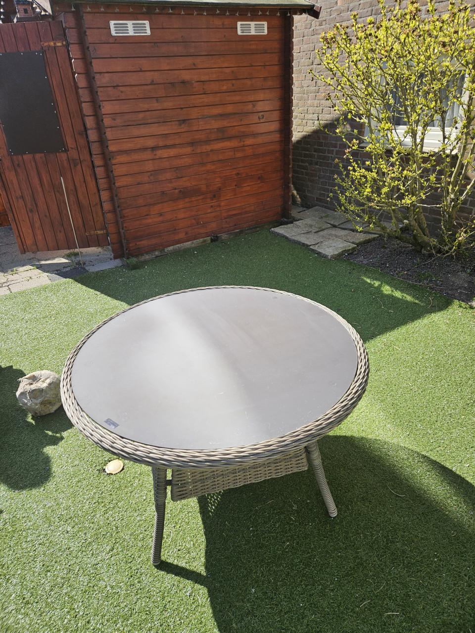 Ronde tuin tafel met een glasplaat