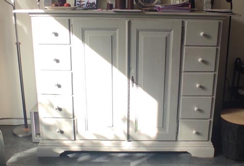 Lichtgrijze kast