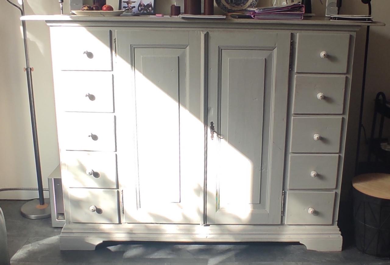 Lichtgrijze kast