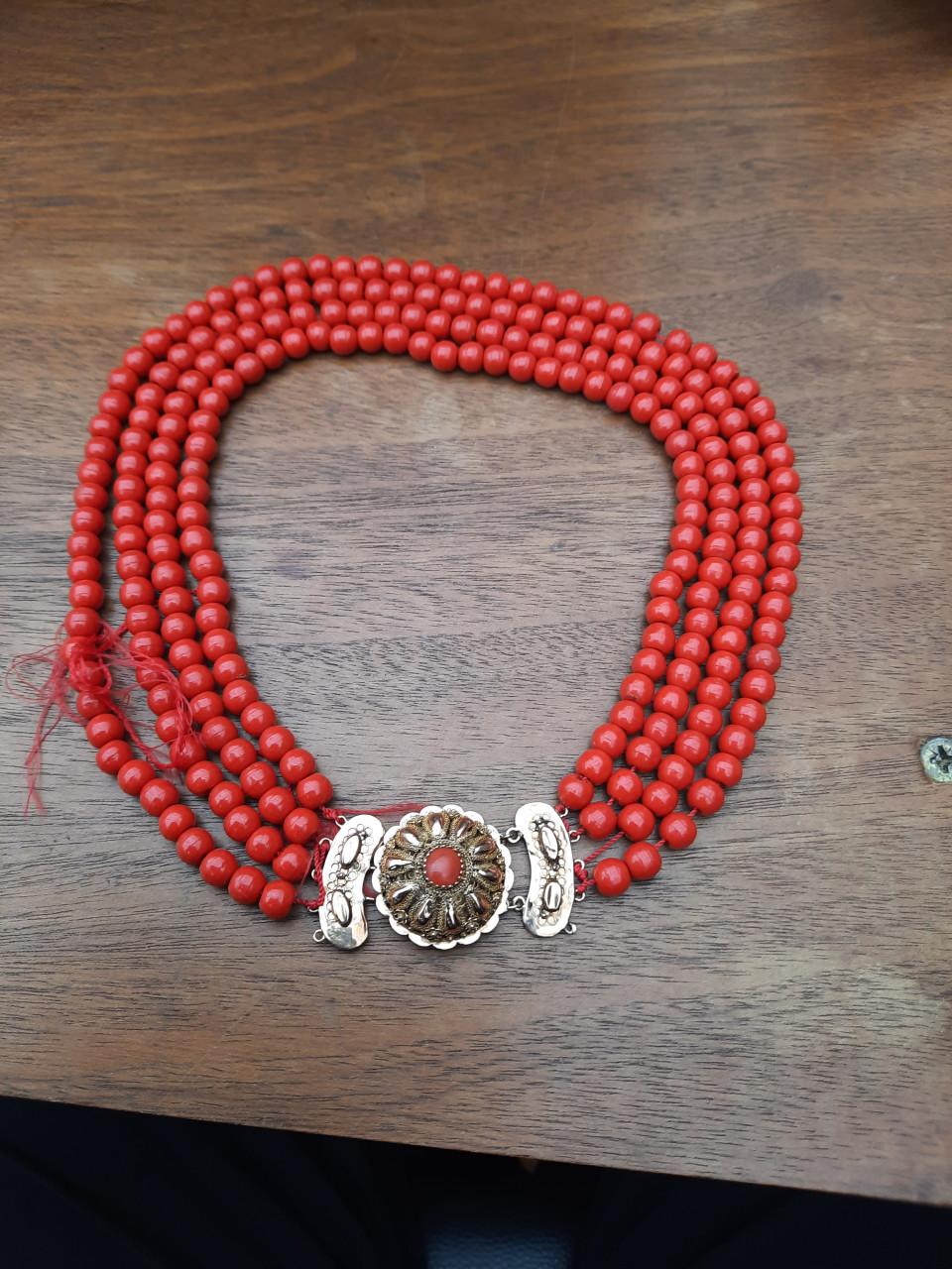 Rode kralen ketting met fraai gouden slot.