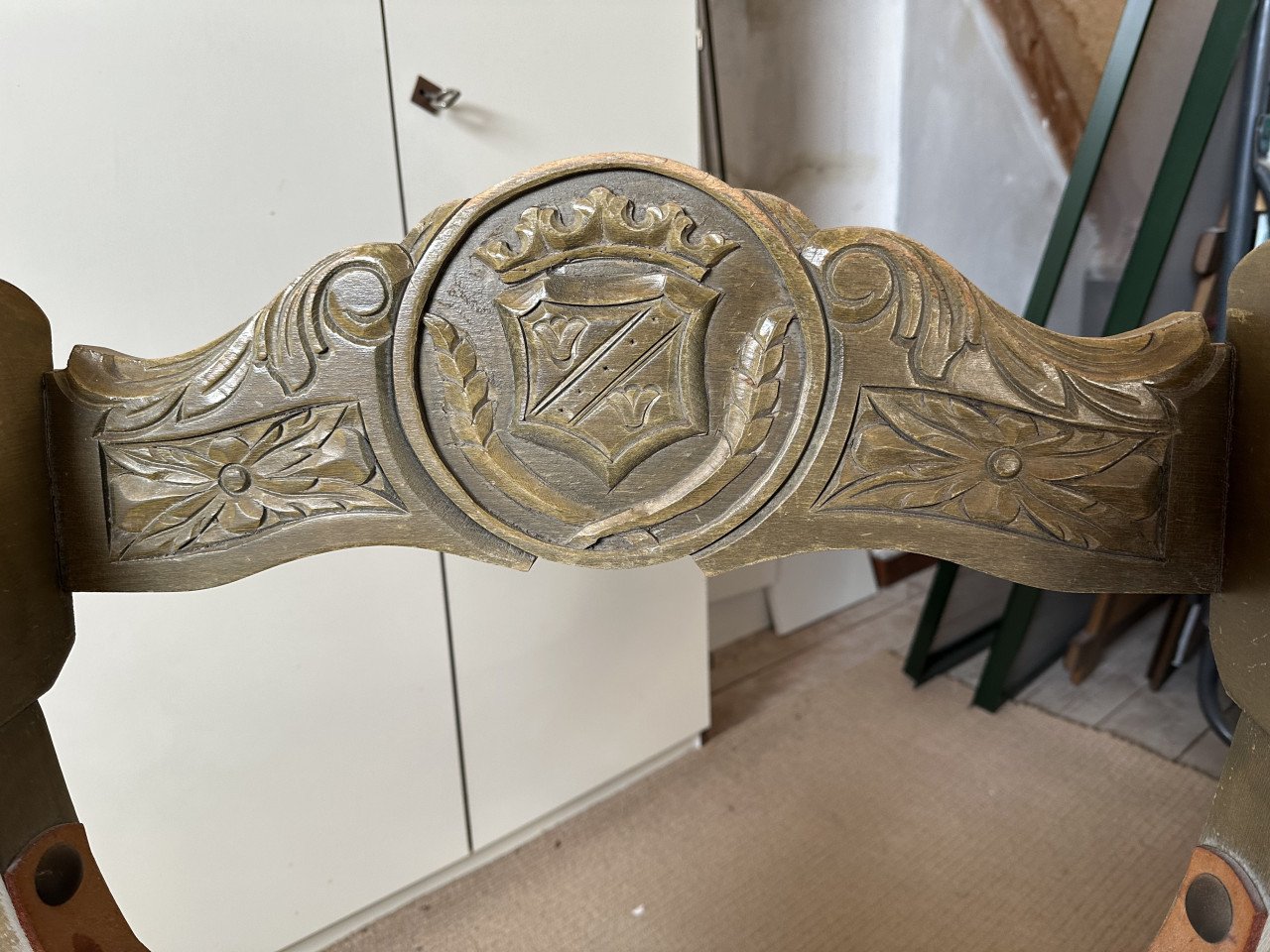 Antieke armstoel met kruispoot