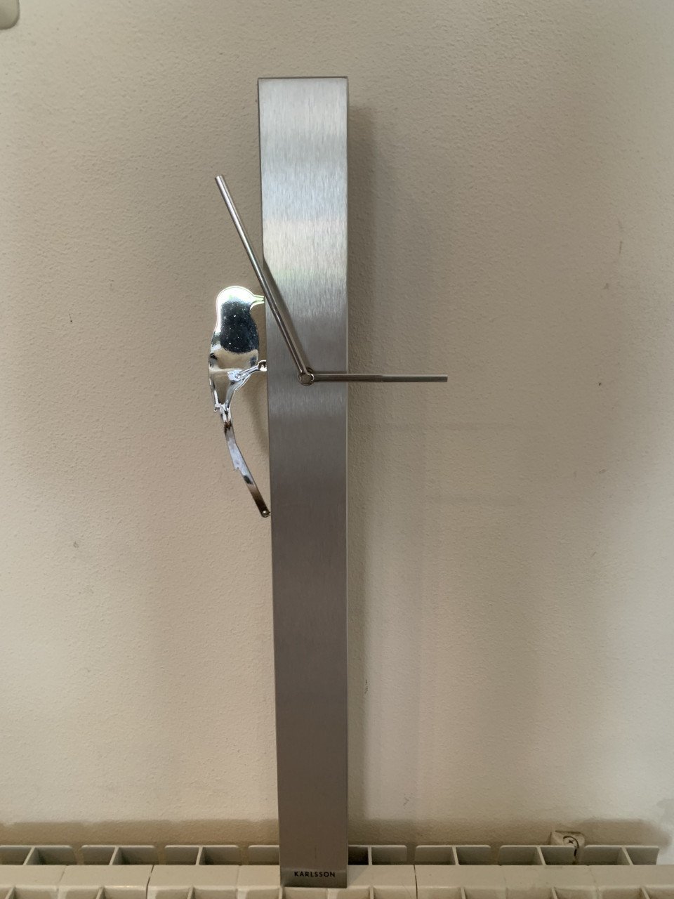 Prachtige wandklok met bewegende specht aan zijkant.