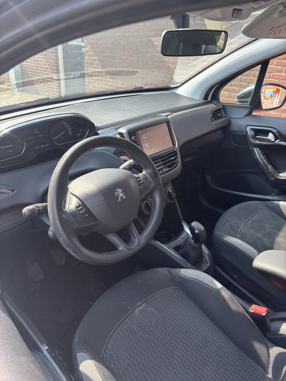 Peugeot 208 met een voljaar apk!