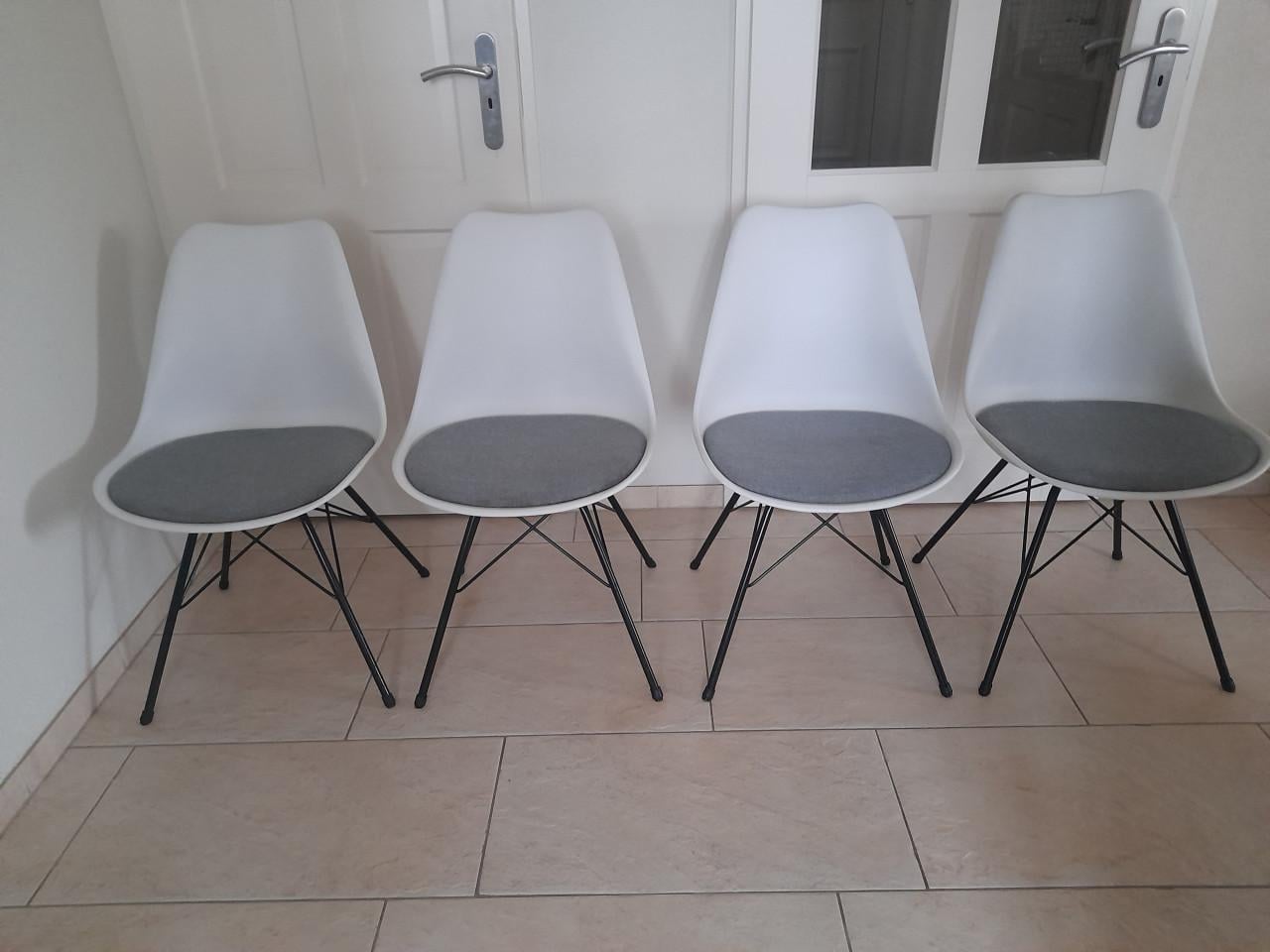 4 Prachtige stoelen (in goede nette staat )  geen vlekken, heel netjes!