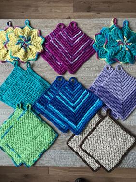 Verschillende nieuwe gehaakte pannenlappen