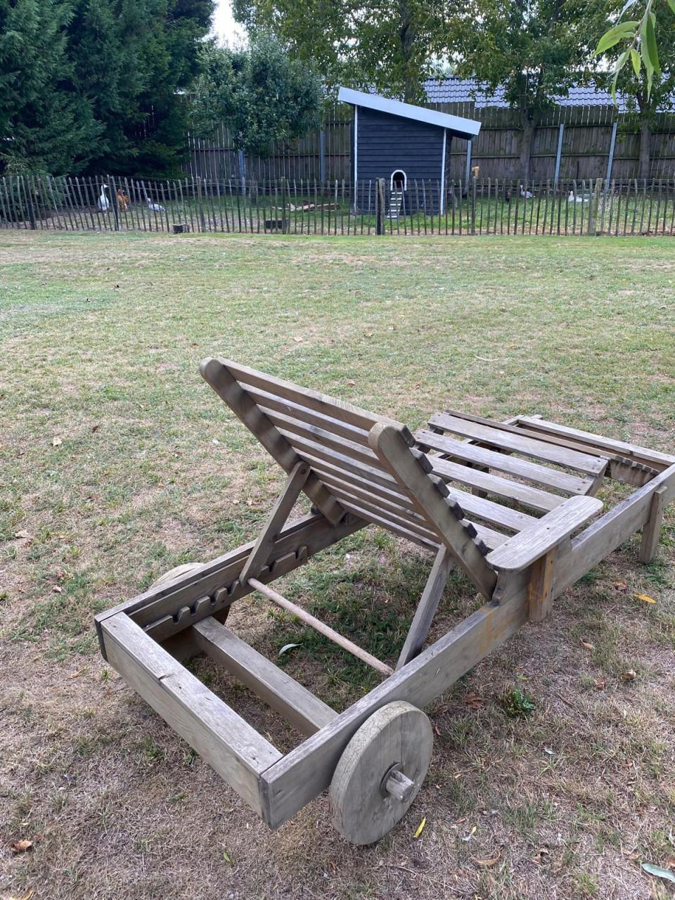 Houten ligstoel met kussen