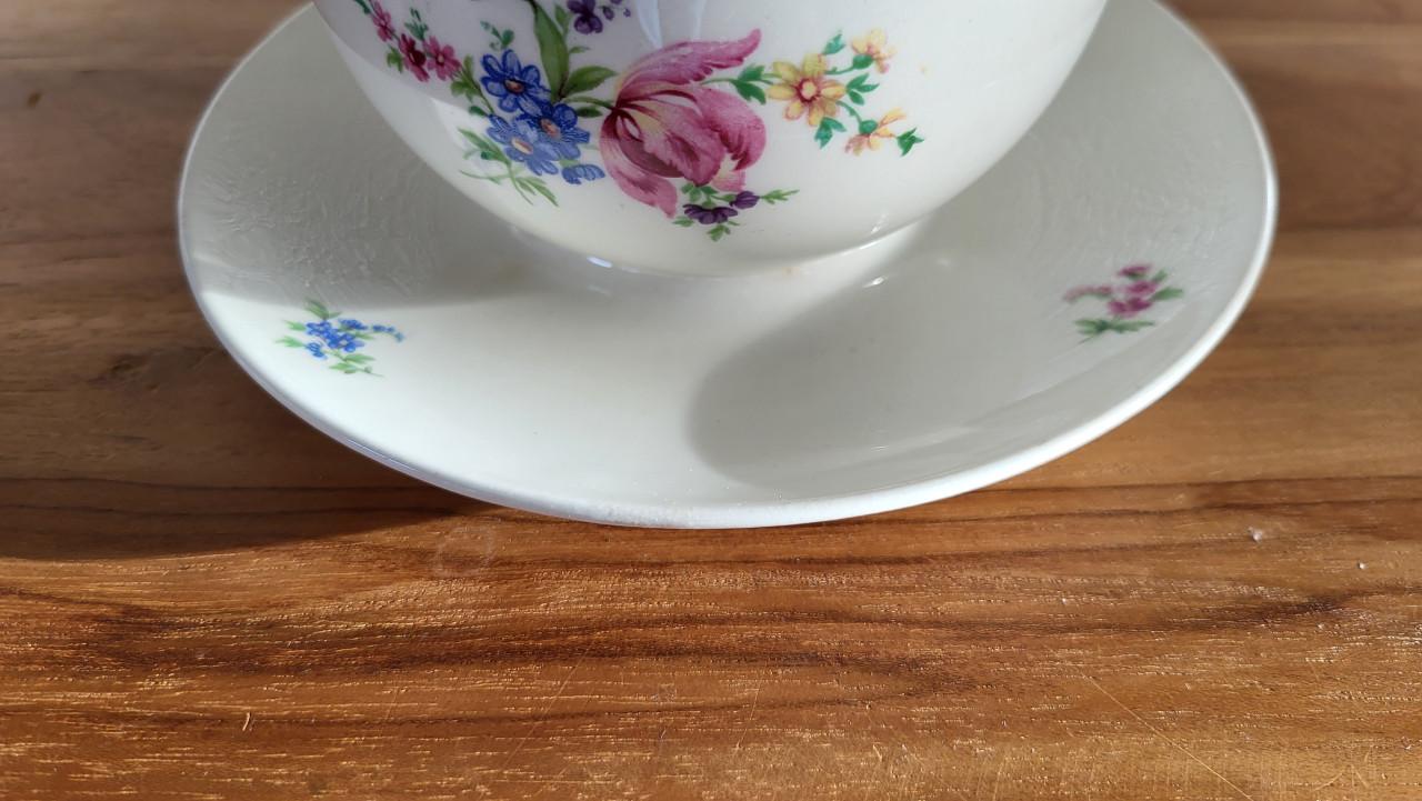 P. Regout Maastricht sauskom met bloemendecor (Pioenroos)