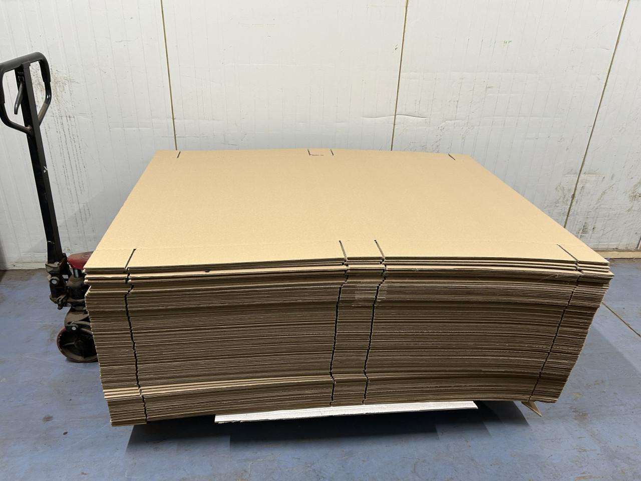 Partij dozen en inpakmateriaal