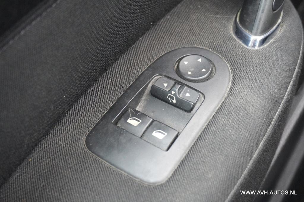 Peugeot 407 coupé 2.2-16v référence