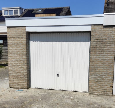 TE HUUR: Garagebox in Breskens extra breed en met aparte loopdeur