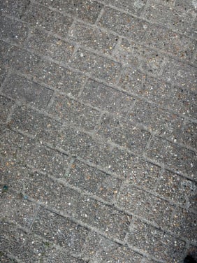 Gratis af te halen ongeveer 30 m2 straatstenen