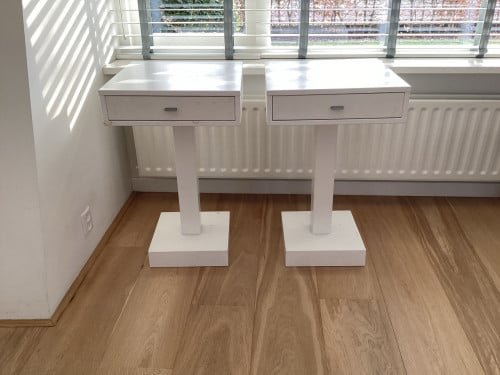 Twee bijzettafeltjes of nachtkastjes