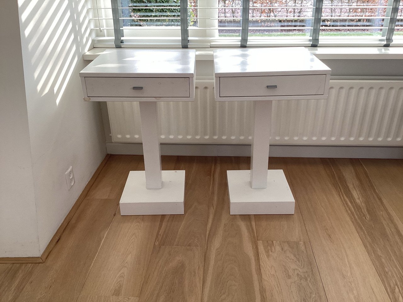 Twee bijzettafeltjes of nachtkastjes
