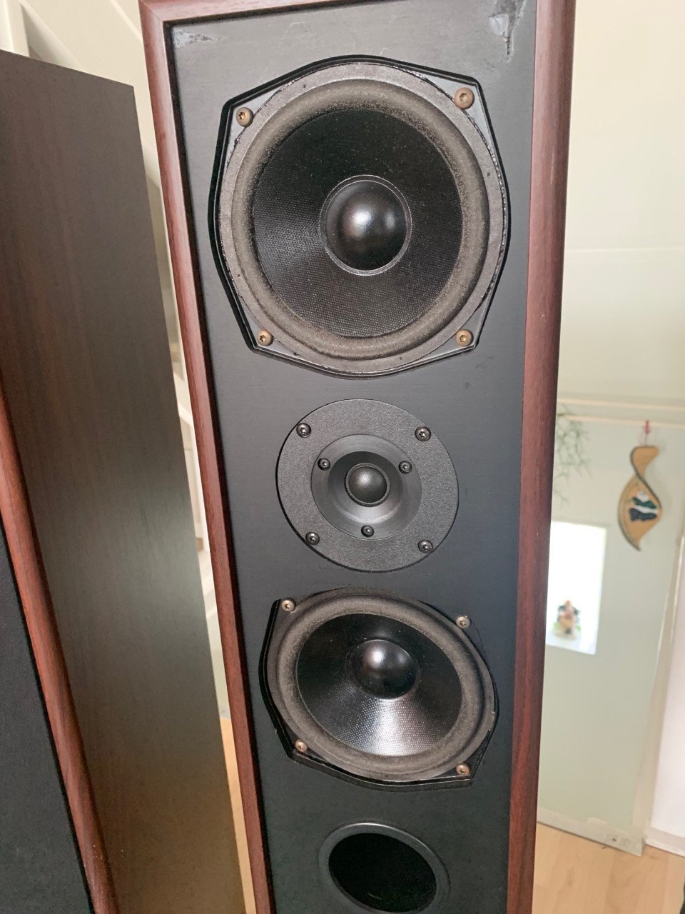 Gratis speakers waarvan 1 niet geheel functioneel