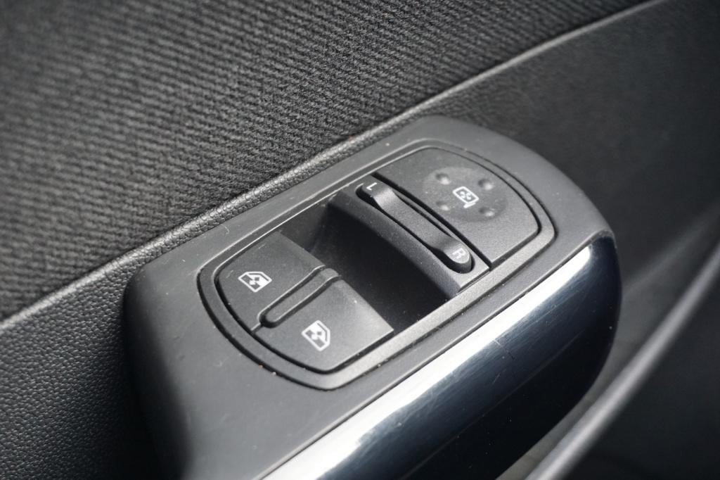 Opel Corsa 1.4-16v cosmo airco / elektr. ramen / lm velgen / nap