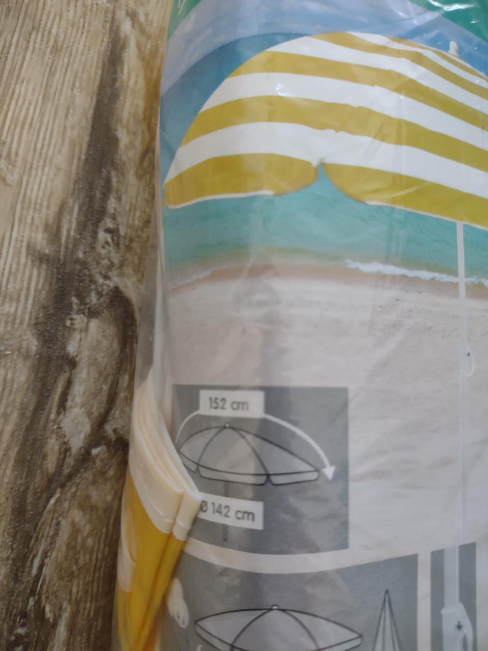 Prachtige nieuwe geel wit gestreepte strandparasol, parasol.