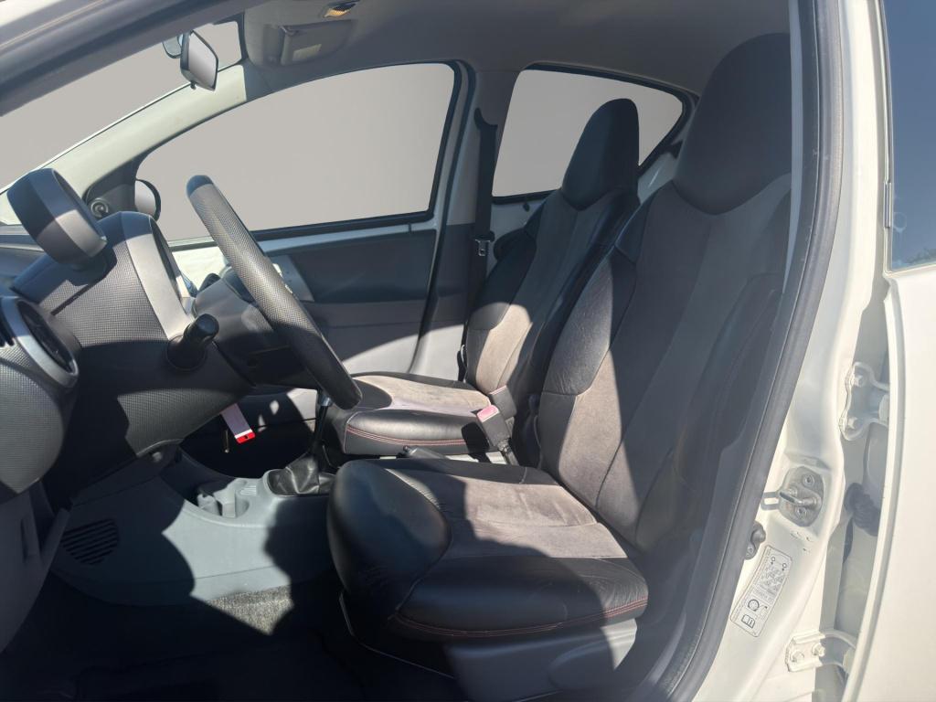 Toyota Aygo 1.0-12v xcite white airco 5 deurs leder
