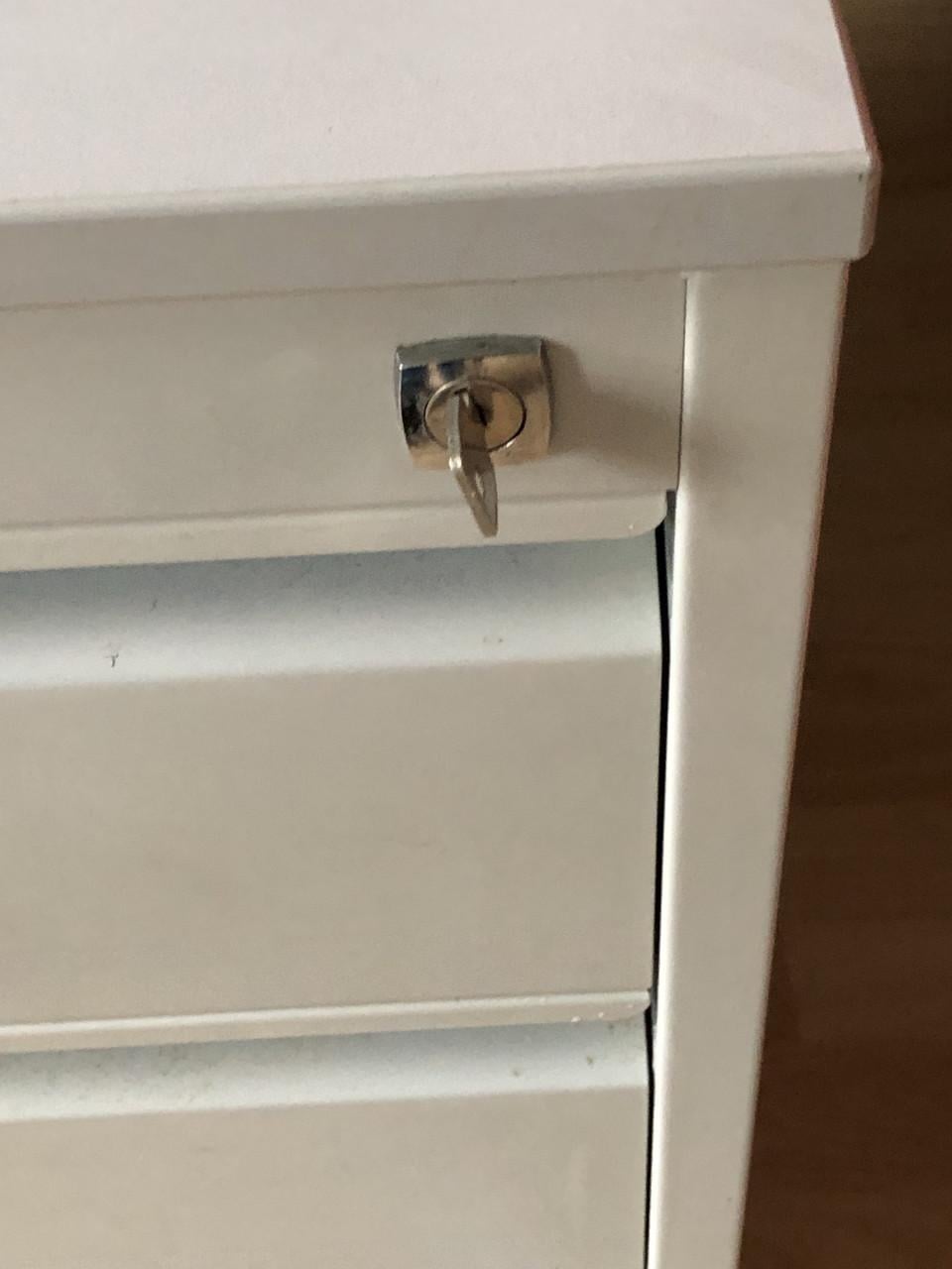 Metalen dossier laden kast met slot en wieltjes