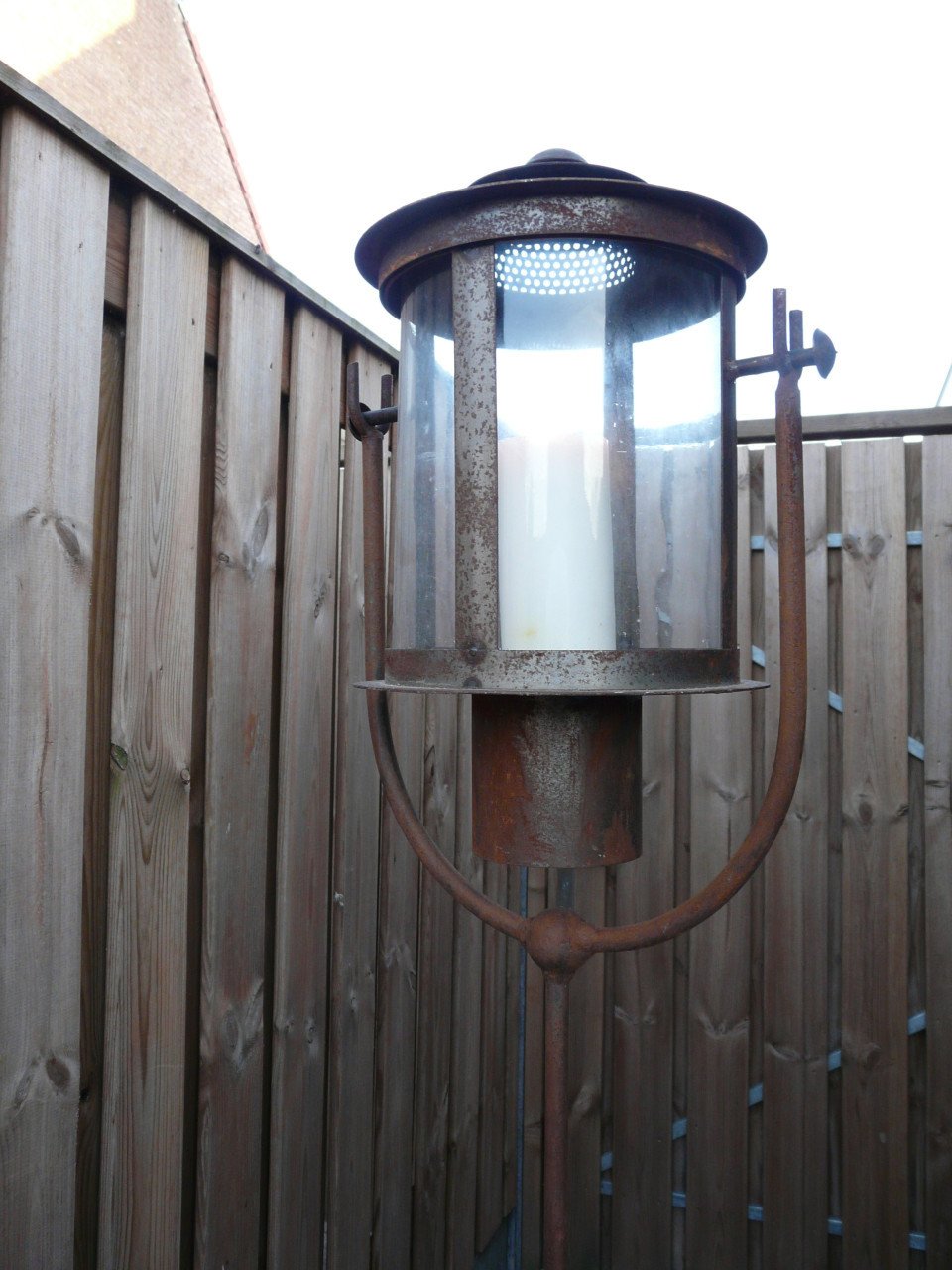 Brocante ijzeren standaard met kaarslantaarn