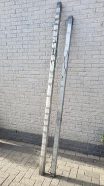 Twee aluminium metselprofielen