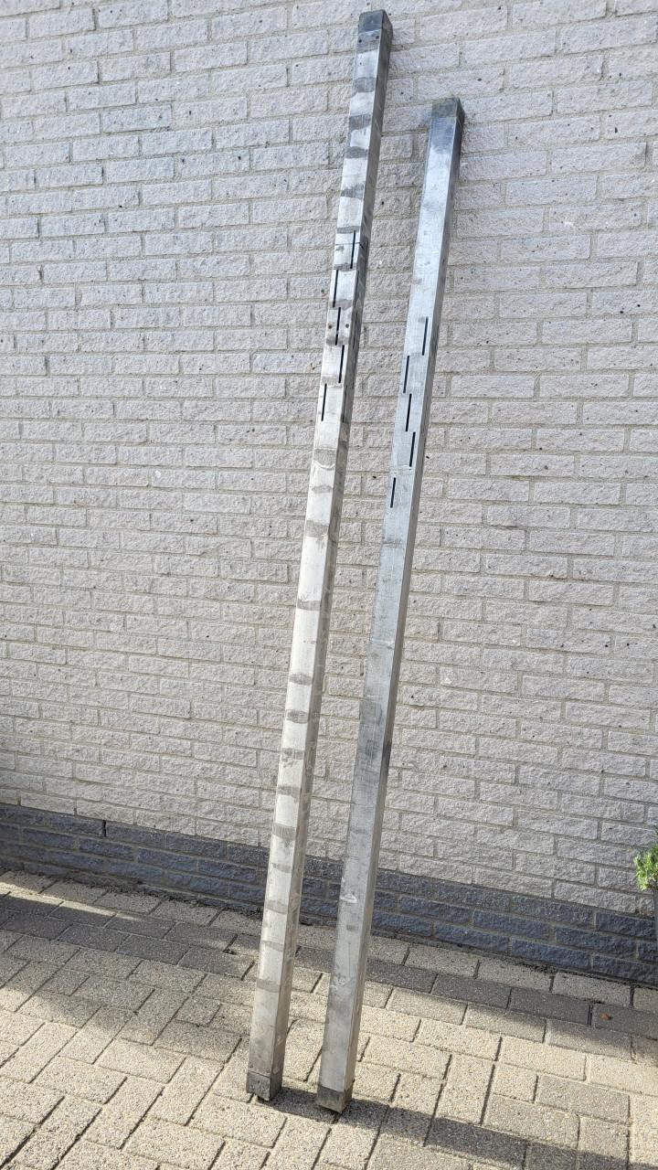 Twee aluminium metselprofielen