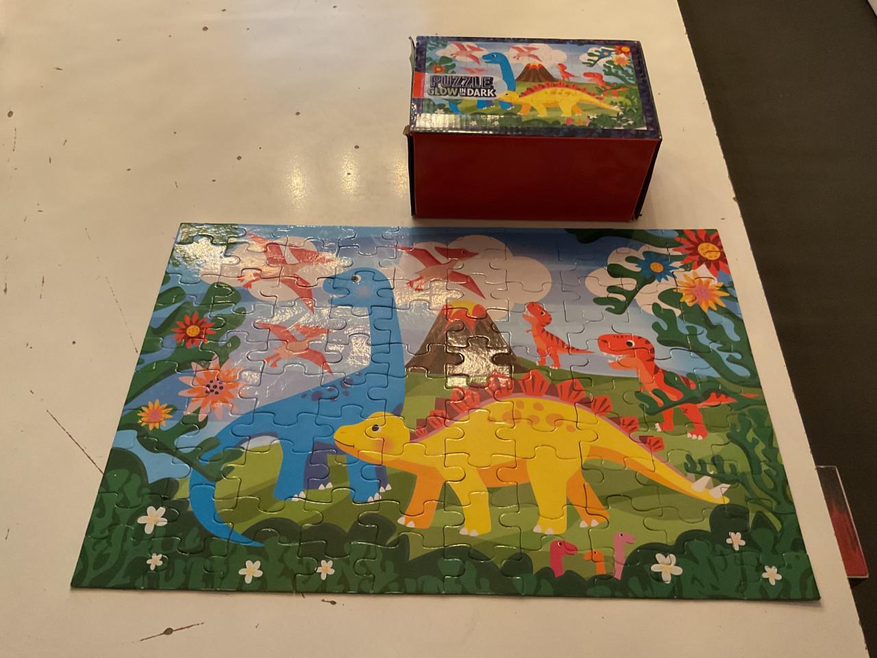 3 puzzels; dinosaurus en brandweerman Sam