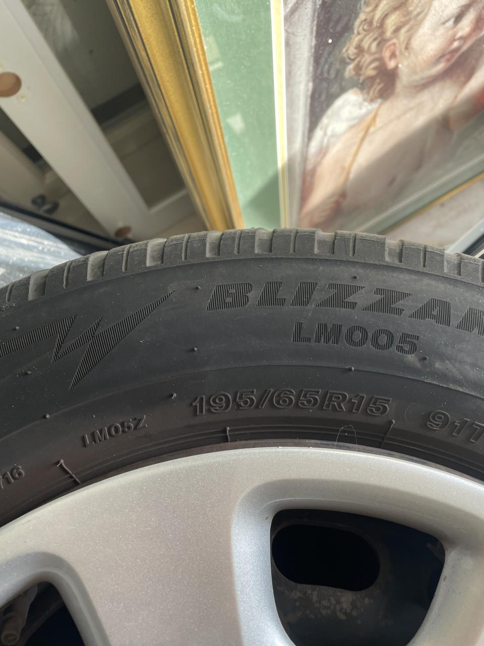 Auto banden met velg en wieldoppen