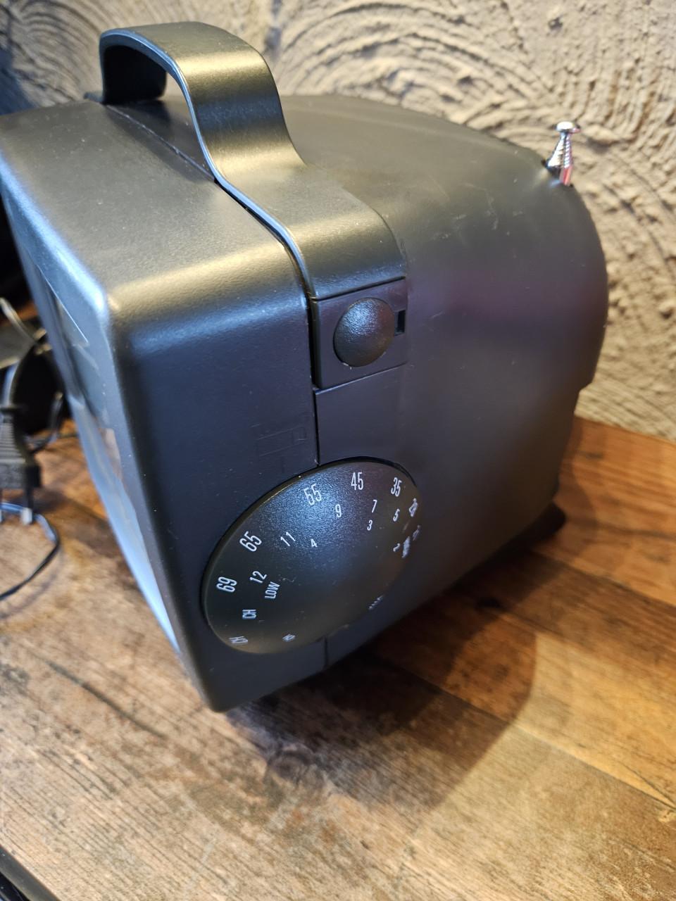 Vintage Yoko YTL-575 Draagbare Zwart-wit Televisie