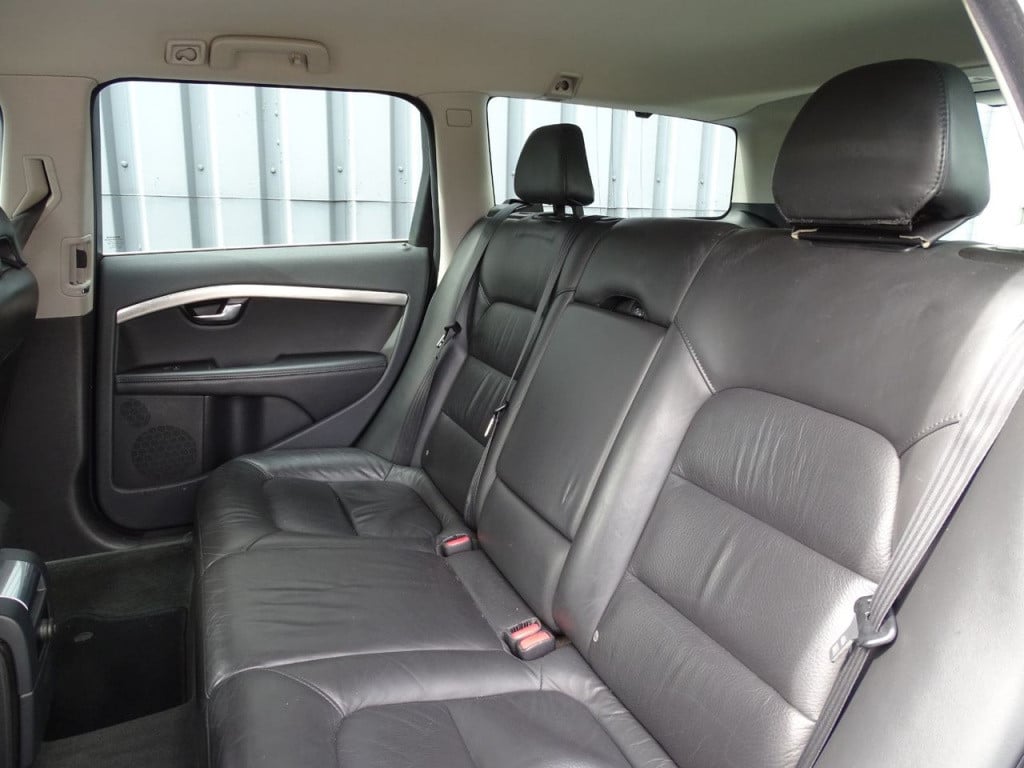 Volvo V70 2.0t momentum automaat | leder | bluetooth | stoelverwarming | na