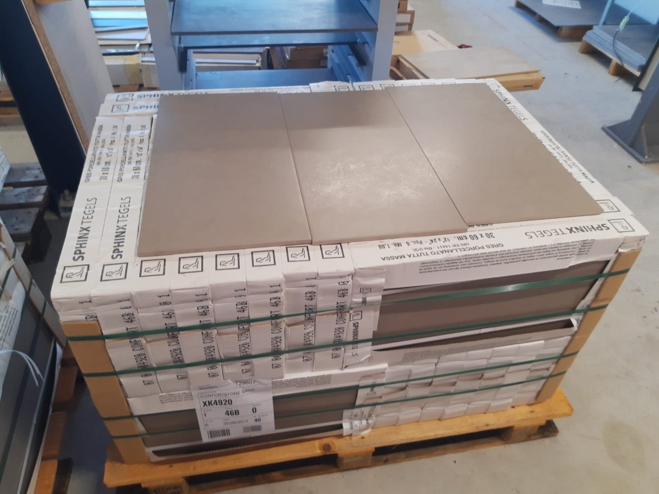 3030-121 ca 6,48 m² Sphinx tegels zandkleur, 30x60 cm, per m² vn € 59,80 vr
