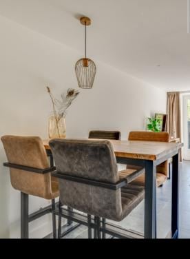 Bartafel met stoelen