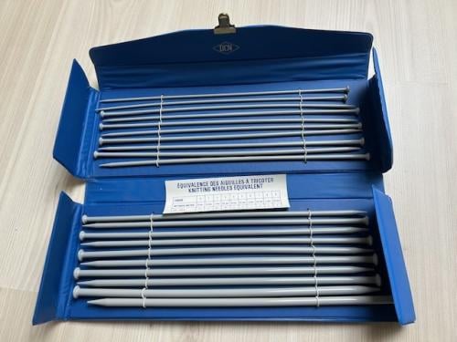 Map met breinaalden.