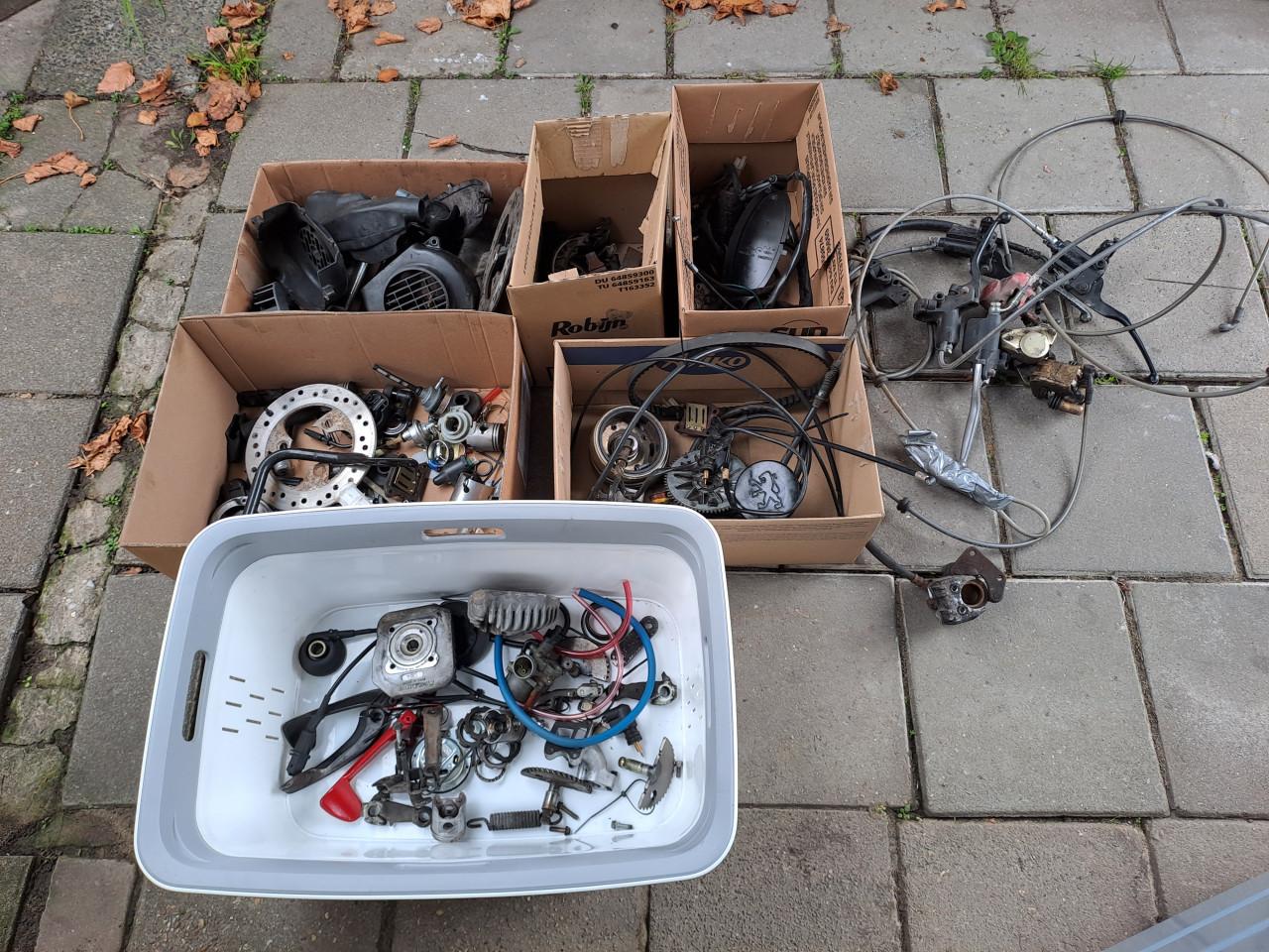 Te koop onderdelen peugeot vivacity