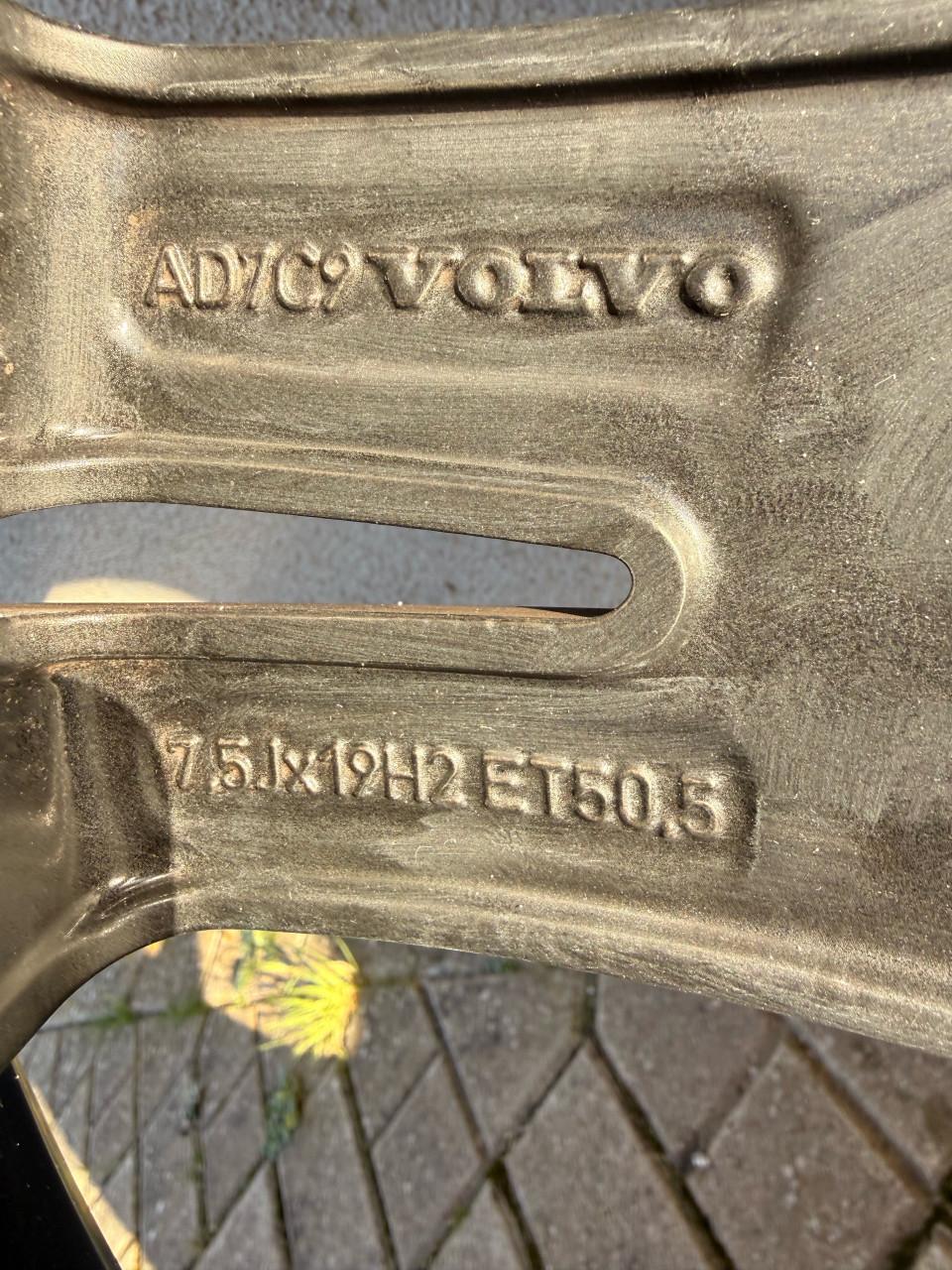 19 inch Volvo xc60 R velgen met z.g.a.n. 4seasons banden.