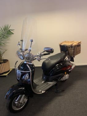 RETRO SCOOTER MET WINDSCHERM 25KM NU 595,= RIJKLAAR