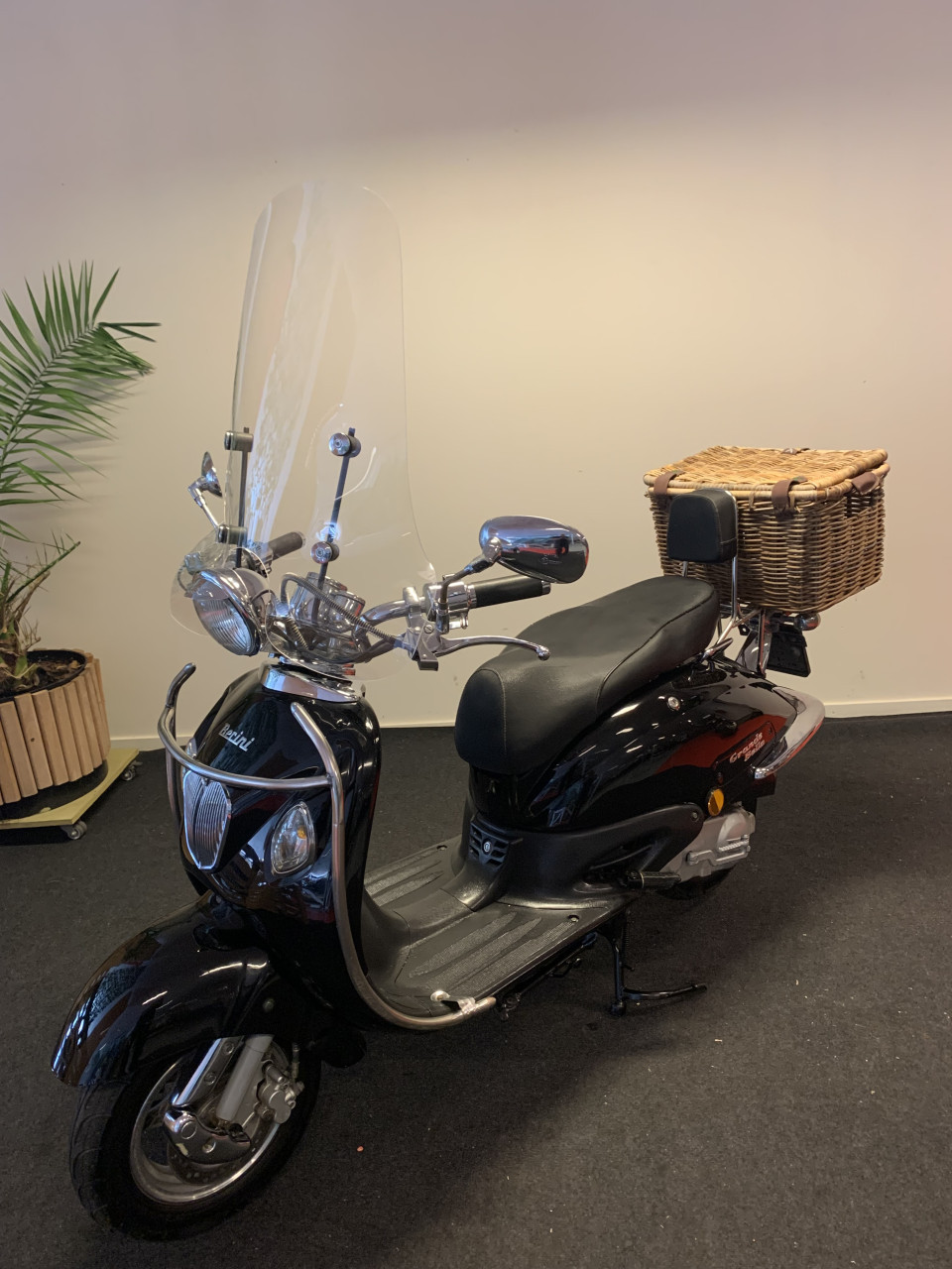 RETRO SCOOTER MET WINDSCHERM 25KM NU 595,= RIJKLAAR