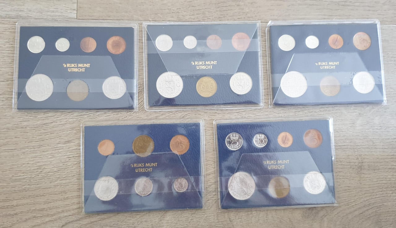 Nederland Jaarsets 1977 1978 1979 2 x 1980 Juliana