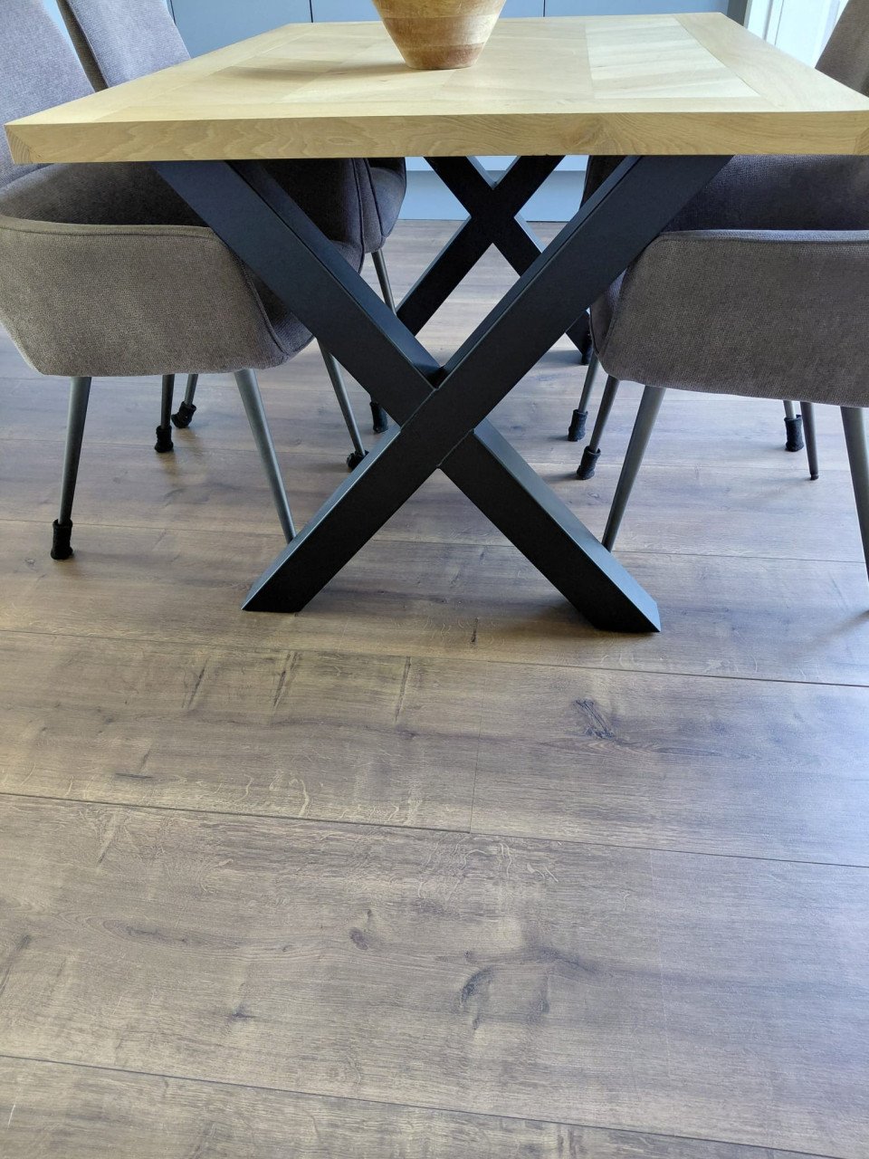 Handgemaakte eet tafel, hout, stalen poten, visgaat