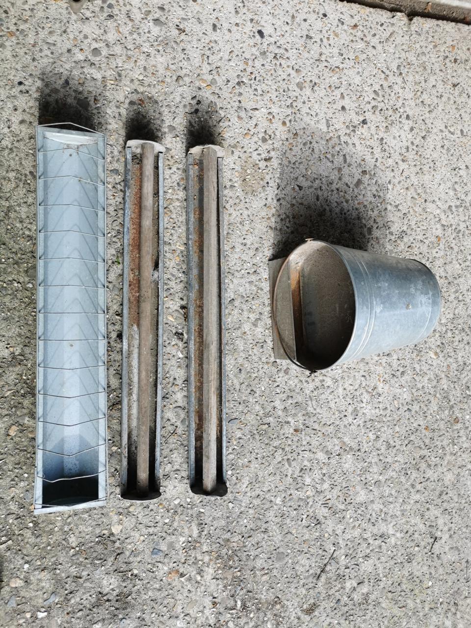 Voerbakjes en drinkemmer